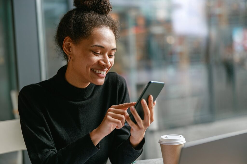 A happy woman faxing for free from her smartphone